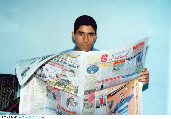 وحید هاشمیان در حال مطالعه روزنامه کیهان ورزشی