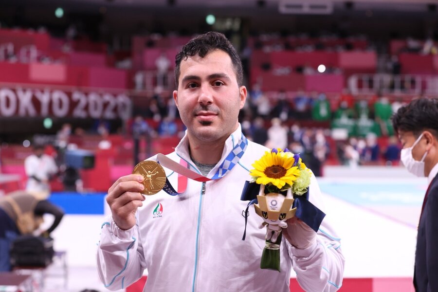 مراسم اهدای مدال طلا به سجاد گنج زاده قهرمان وزن 75+ کیلوگرم کاراته