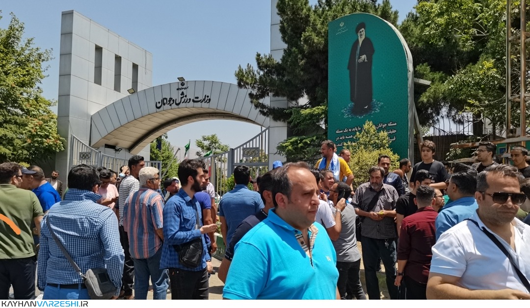 تجمع هواداران استقلال مقابل وزارت ورزش و جوانان و شعار علیه حمید سجادی