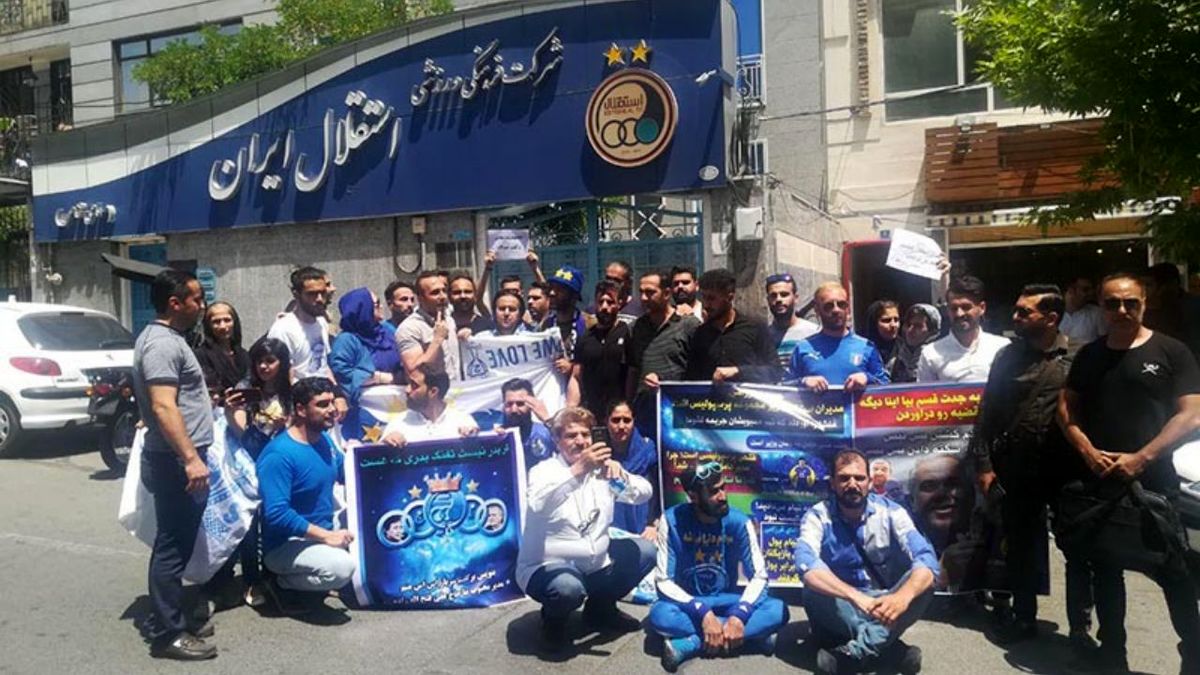 هواداران استقلال بار دیگر تجمع اعتراضی برپا کردند