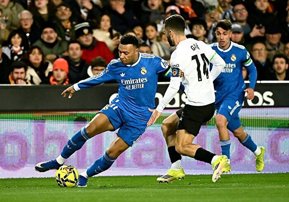 رئال بیخ گوش بارسا