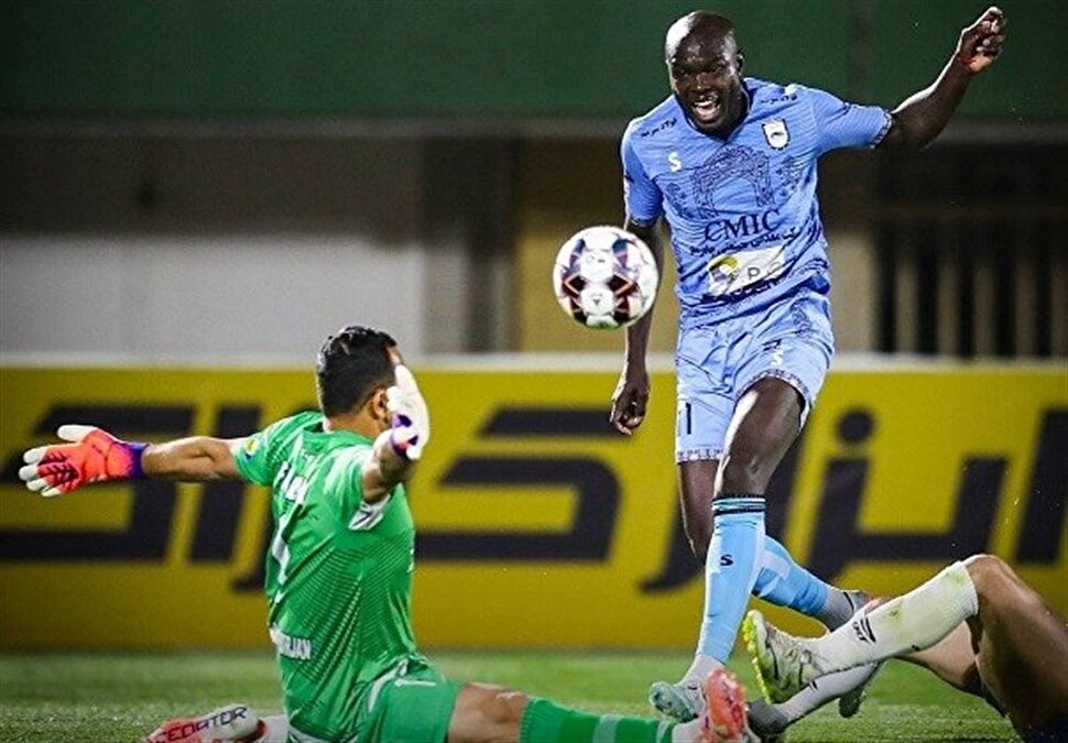 شکست سنگین صدرنشین برابر چادرملو