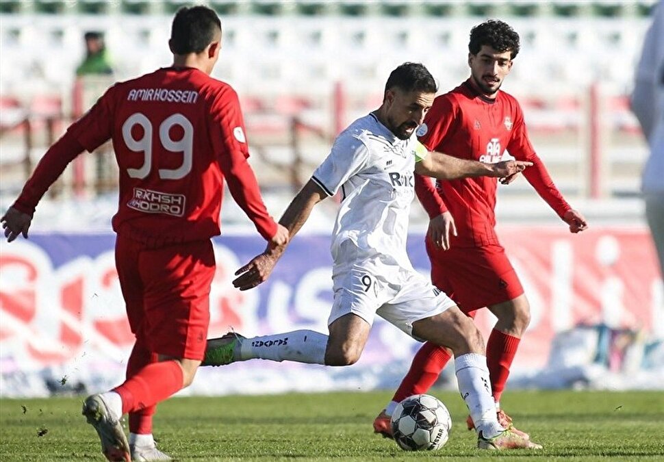 فرار تراکتور از مرداب انزلی