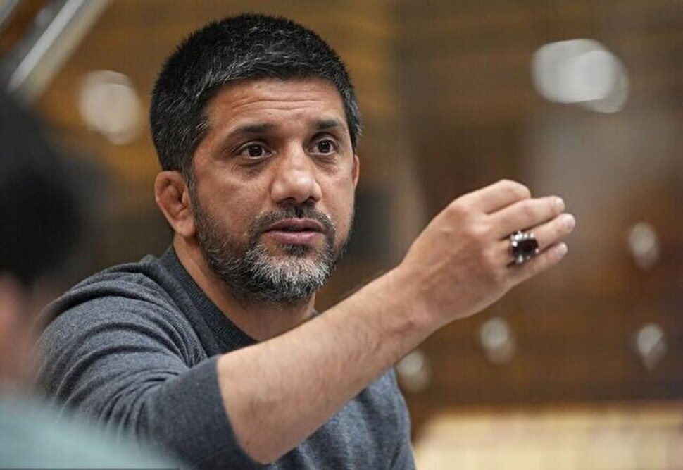 دبیر: آنور آبی‌ها فقط سیاه‌نمایی می‌کنند