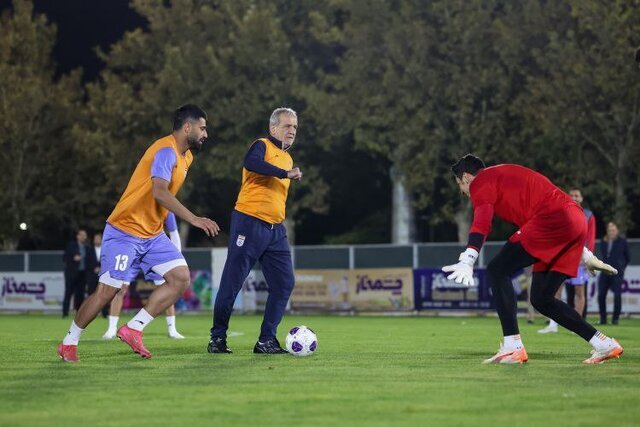 رئیس جمهور در تمرین تیم ملی فوتبال پا به توپ شد