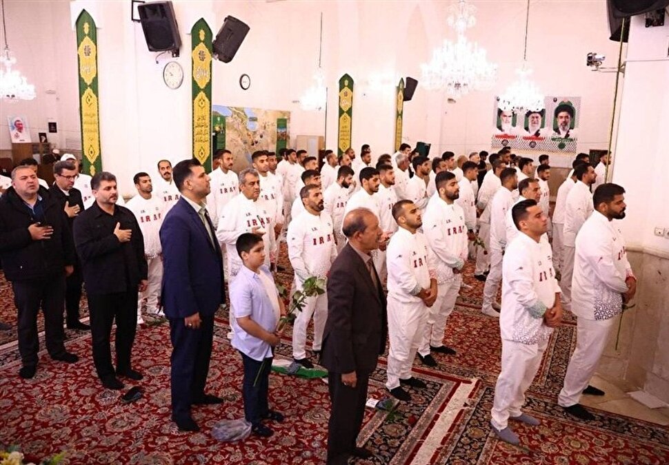 تقدیم مدال ملی‌پوشان هندبال ساحلی به حضرت ثامن‌الحجج (ع)