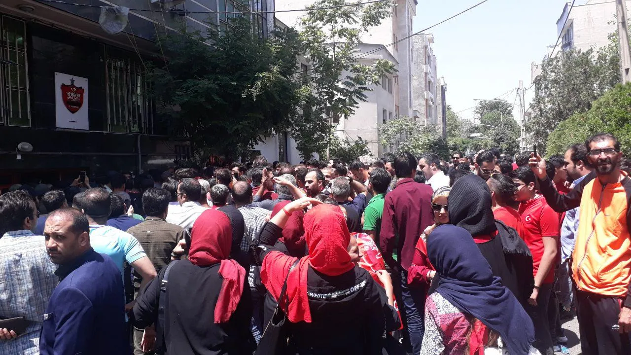 تجمع دوباره هواداران پرسپولیس مقابل باشگاه/شعار علیه عرب و تشویق برانکو
