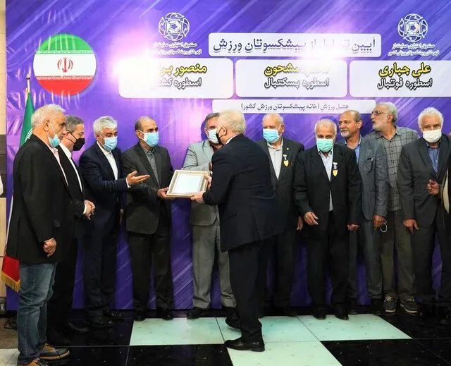 تجلیل از سه قهرمان اسبق ورزش