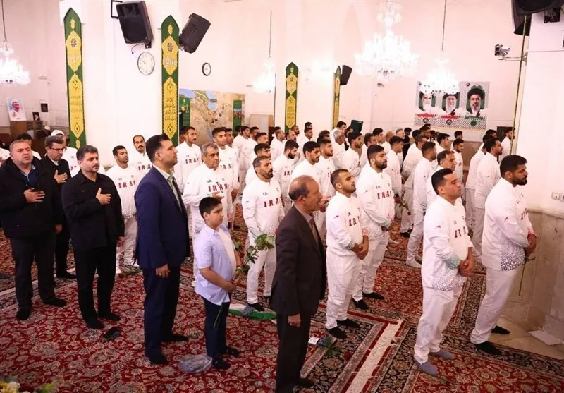تقدیم مدال ملی‌پوشان هندبال ساحلی به حضرت ثامن‌الحجج (ع)