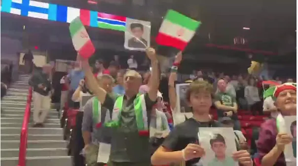 کودکان شهید میناب در جشن قهرمانی کشتی گیران ایران در آمریکا