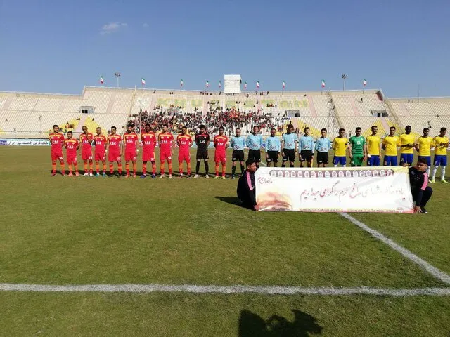 مرزبان مقابل قطبی دست‌ها را بالا برد