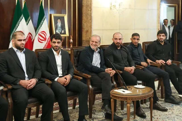 رییس جمهور از قهرمانان کشتی تجلیل کرد