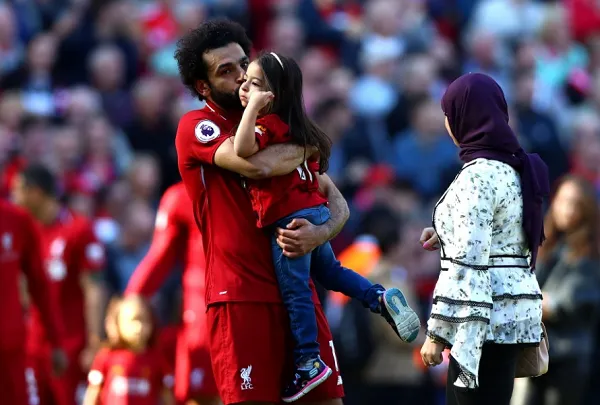 محمد صلاح و همسر محجبه‌اش در میدان آنفیلد