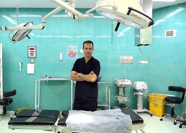 خدمت‌رسانی داور فوتبال ایران به بیماران مبتلا به کرونا