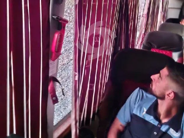 شیشه اتوبوس استقلال با سنگ شکسته شد