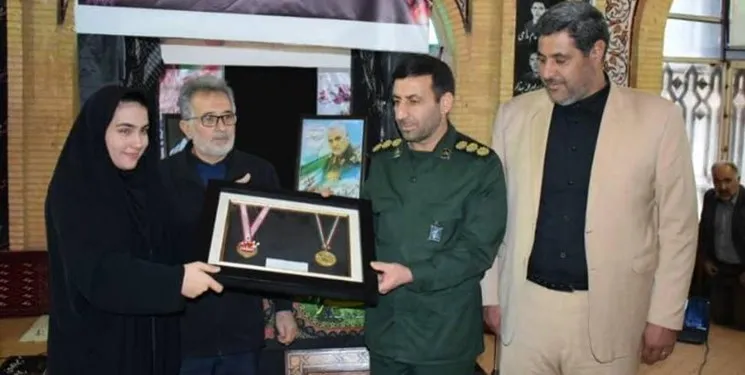اهدای مدال های قهرمان دارت جهان به خانواده شهید سپهبد سلیمانی