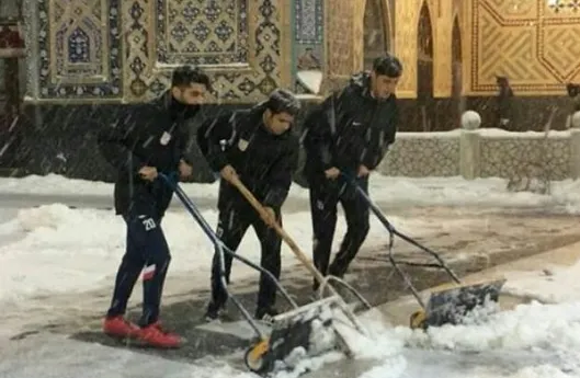حرکت تاثیرگذار سه ستاره تراکتورسازی در حرم امام رضا(ع)+عکس