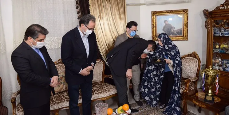 تجلیل از خانواده شهید حسن نوفلاح با تقدیم مدال قهرمانی