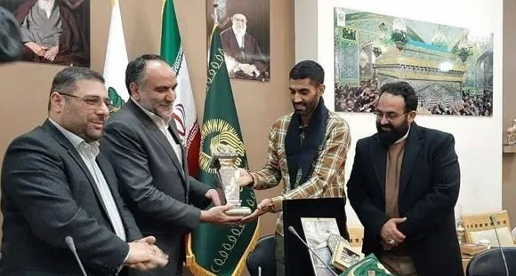 محمد انصاری جایزه ورزشکار اخلاق را به موزه آستان قدس اهدا کرد