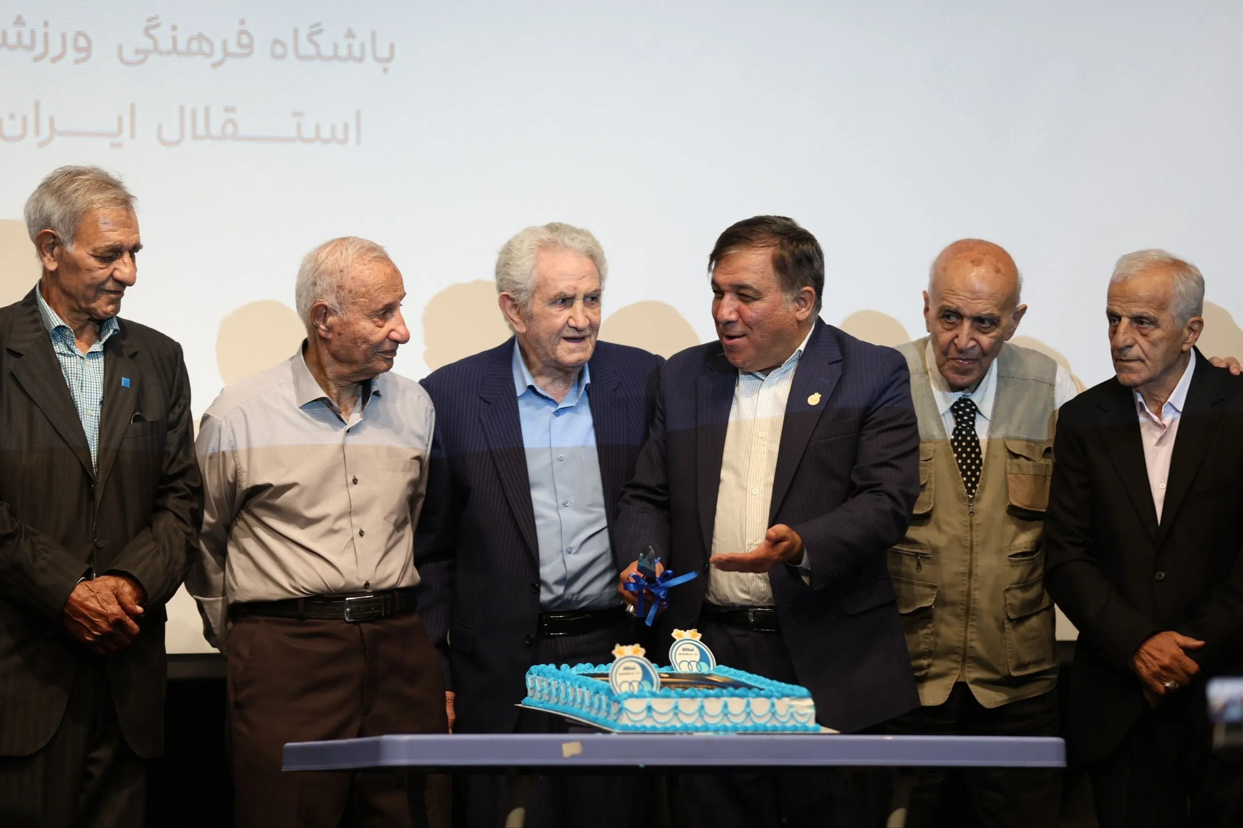 تاجرنیا؛ جشن و تقدیر به جای پاسخگویی!