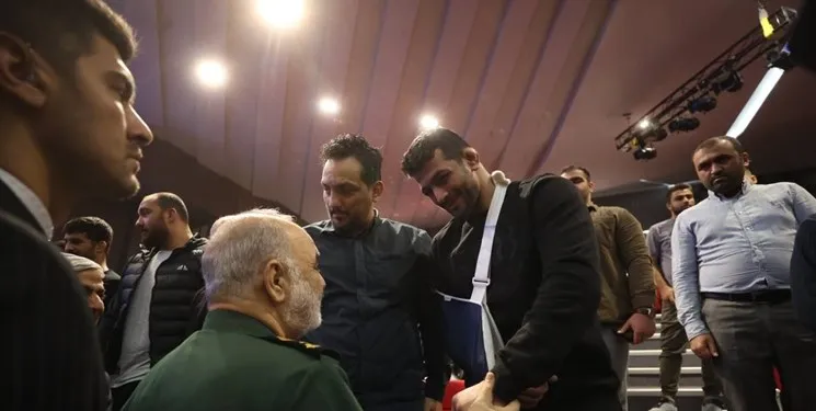 مراسم تجلیل از مدال‌آوران کشتی/ خوش و بش فرمانده کل سپاه با حسن یزدانی