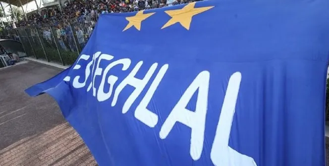 تجمع هواداران استقلال مقابل باشگاه