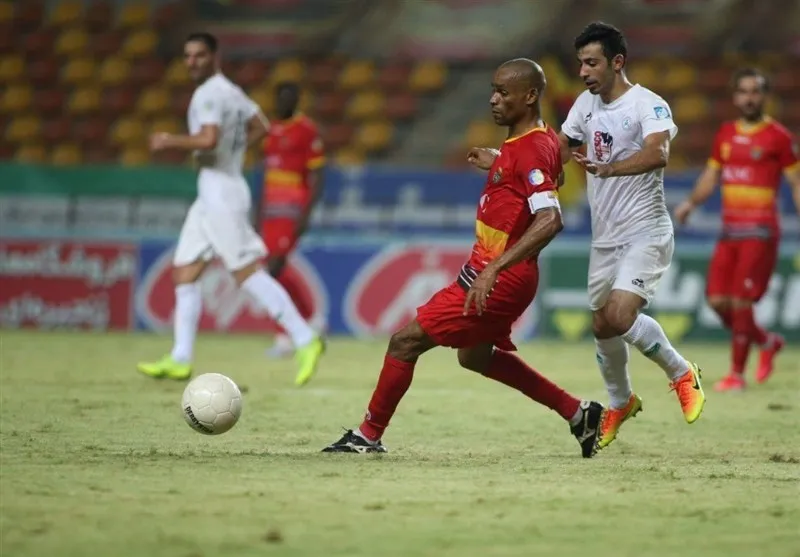 برد لحظه آخری فولاد با درخشش شیمبا؛ قهرمانی پرسپولیس به‌تعویق افتاد