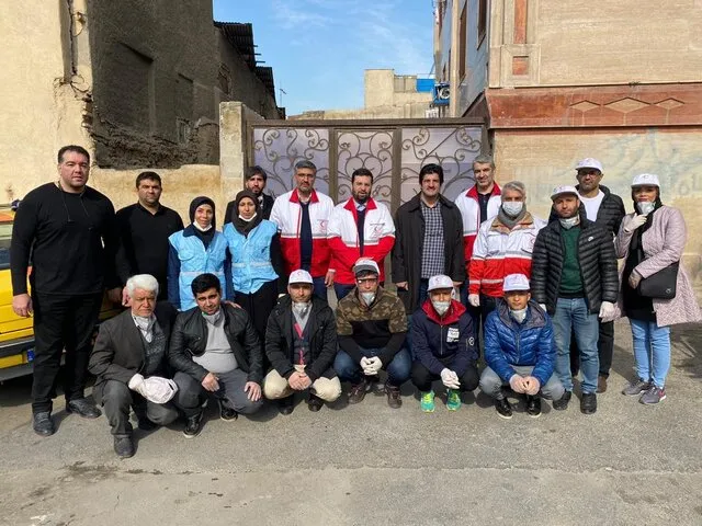 توزیع ۲۵۰۰ بسته بهداشتی و ماسک توسط کشتی‌گیران در دروازه غار تهران