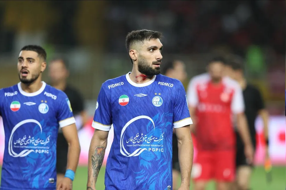 اعتراض باشگاه استقلال به اقدام کاپیتان پرسپولیس؛ گردن آقاسی دچار خونریزی شد+عکس