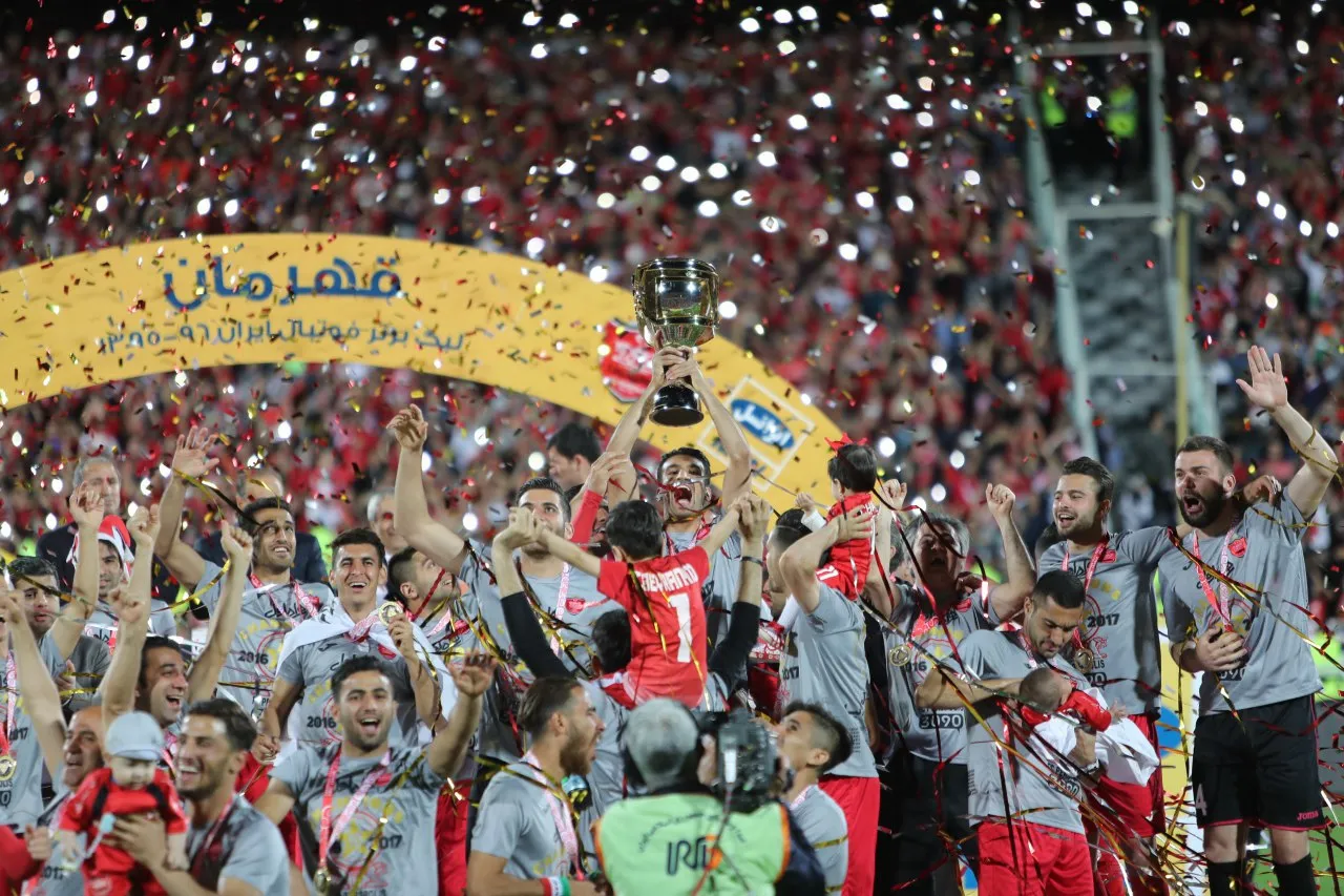 پرسپولیسی ها جام شانزدهم را بالای سر بردند