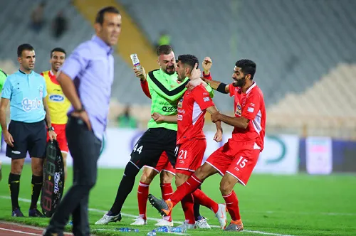 واکنش متفاوت علی کریمی و پرسپولیسی‌ها به گل همتی