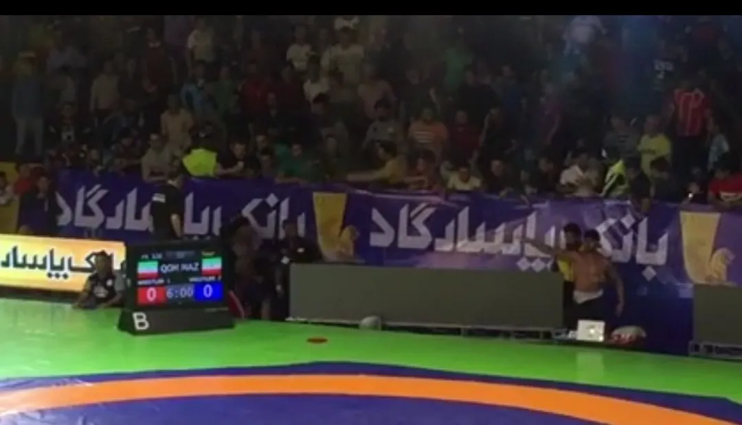 زد و خورد قهرمان کشتی دنیا مقابل چشم هواداران