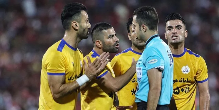 منصوریان باز هم نبرد/ توقف ذوب‌آهن مقابل حریف ۱۰ نفره