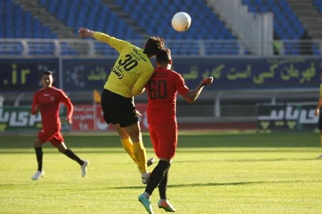 کورس قهرمانی سپاهان و پرسپولیس داغ ماند