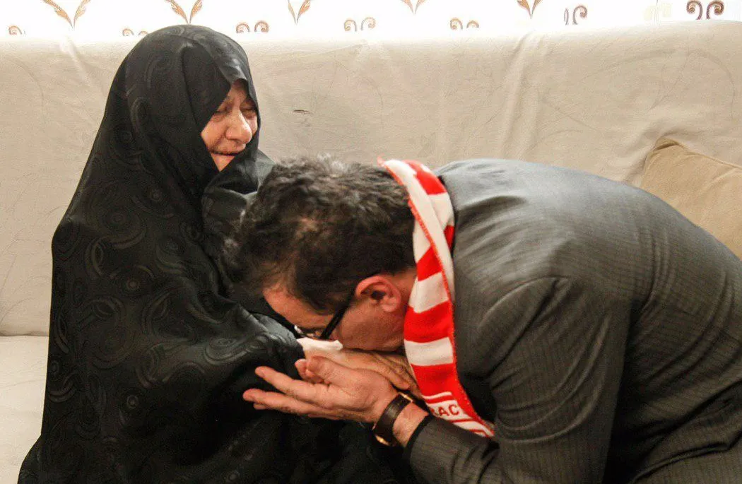 زنوری در دیدار با مادر یک شهید مطرح کرد؛ رفتن من از تراکتور به نفع تیم است