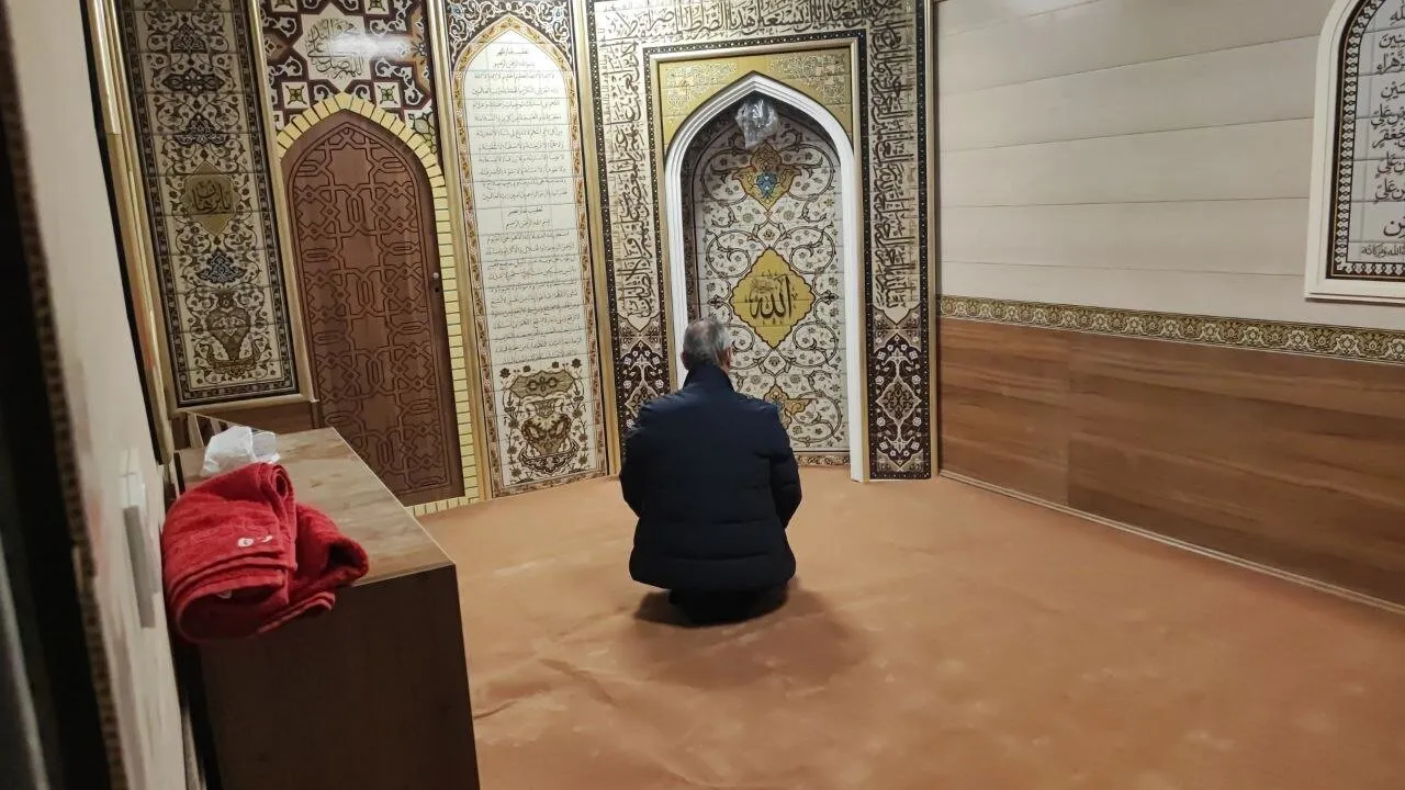 عکس/ نماز خواندن کارتال در ورزشگاه آزادی