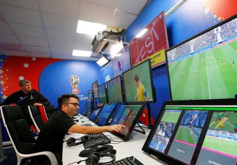 داوران VAR با لباس داوری ایفای نقش می‌کنند
