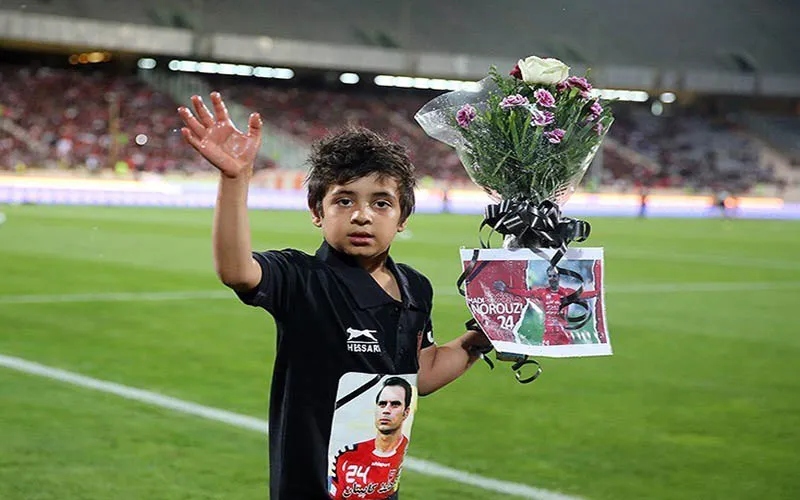 فرزند مرحوم نوروزی کاپ قهرمانی پرسپولیس را بالای سر می‌برد