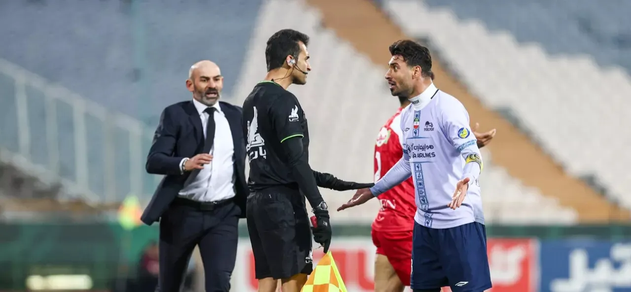 درگیری لفظی شجاع با یک خبرنگار؛ «شما کی‌روشی‌پور هستید!»