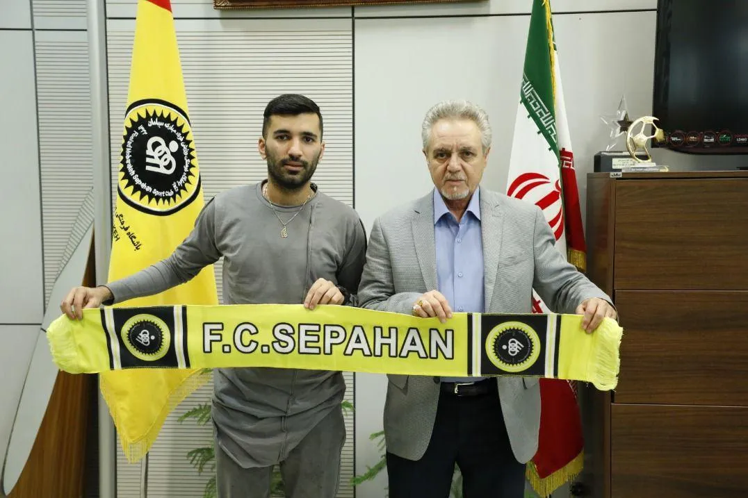مسلمان با سپاهان تمدید کرد
