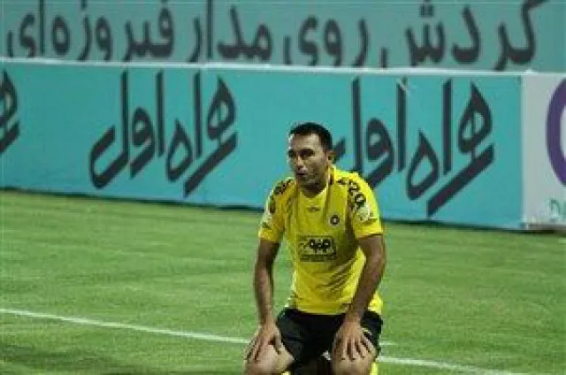 مدافع سپاهان برای کمک به سیل‌زدگان آق‌قلا اردوی تیمش را ترک کرد