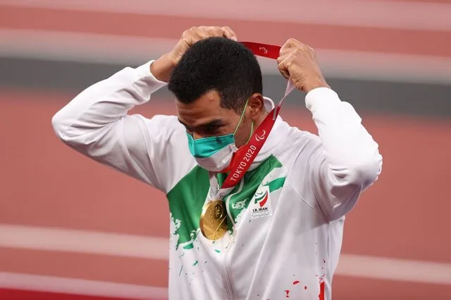 تقدیم مدال طلا جهانی پارادوومیدانی به رئیس‌جمهور شهید