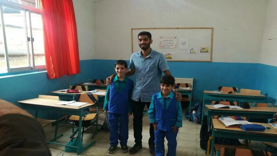 دیدار محمد انصاری با فرزندان شهید مدافع حرم