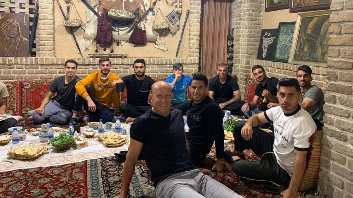 ناهار سنتی کالدرون با بازیکنان پرسپولیس+ عکس