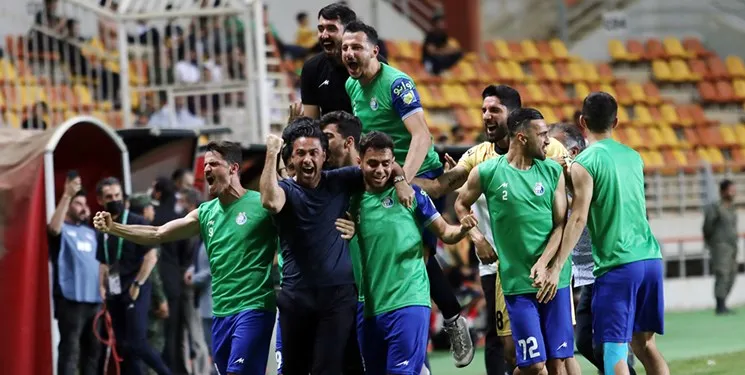 استقلال با پرسپولیس برابر شد/ آبی‌ها در آستانه جاودانگی