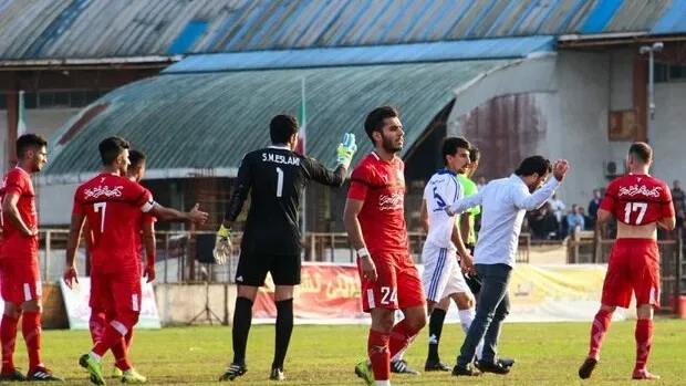 جنجال در بازی سپیدرود و گل ریحان؛ هجوم هواداران به زمین!