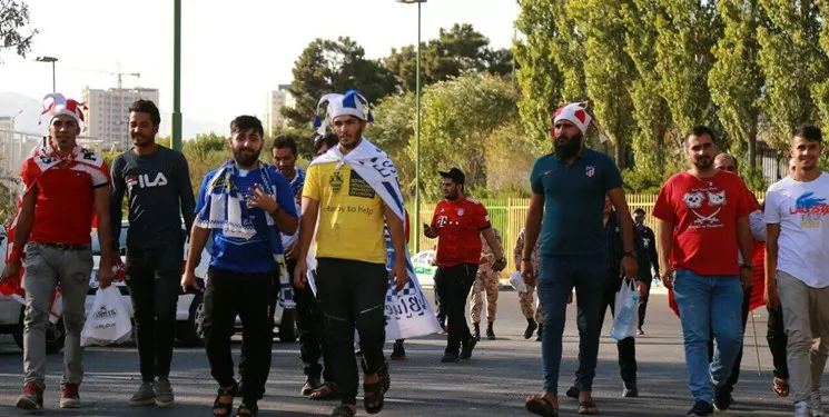 هواداران استقلال و پرسپولیس وارد ورزشگاه شدند