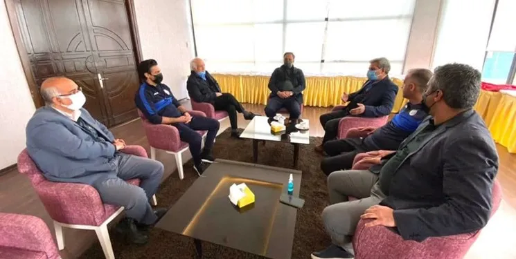 مدیرعامل استقلال در محل اردوی آبی‌پوشان حاضر شد
