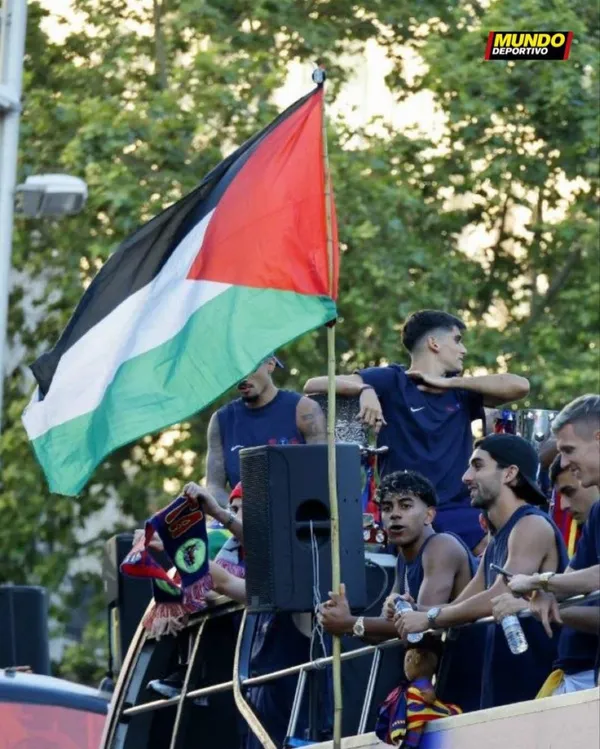 جشن قهرمانی ستاره بارسا با پرچم فلسطین