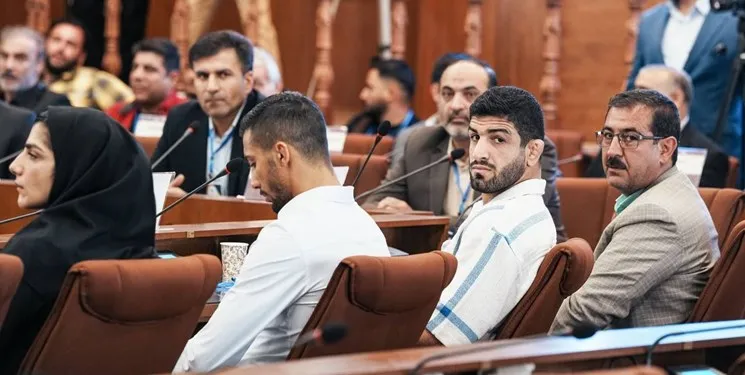 اعتراض‌ها و ترک مجمع توسط عباس جدیدی